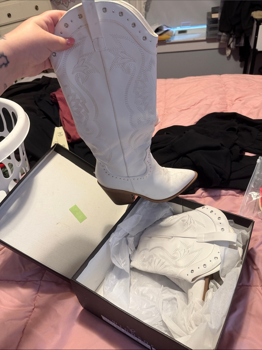 White Embroidered Western Cowboy Boots - Women
